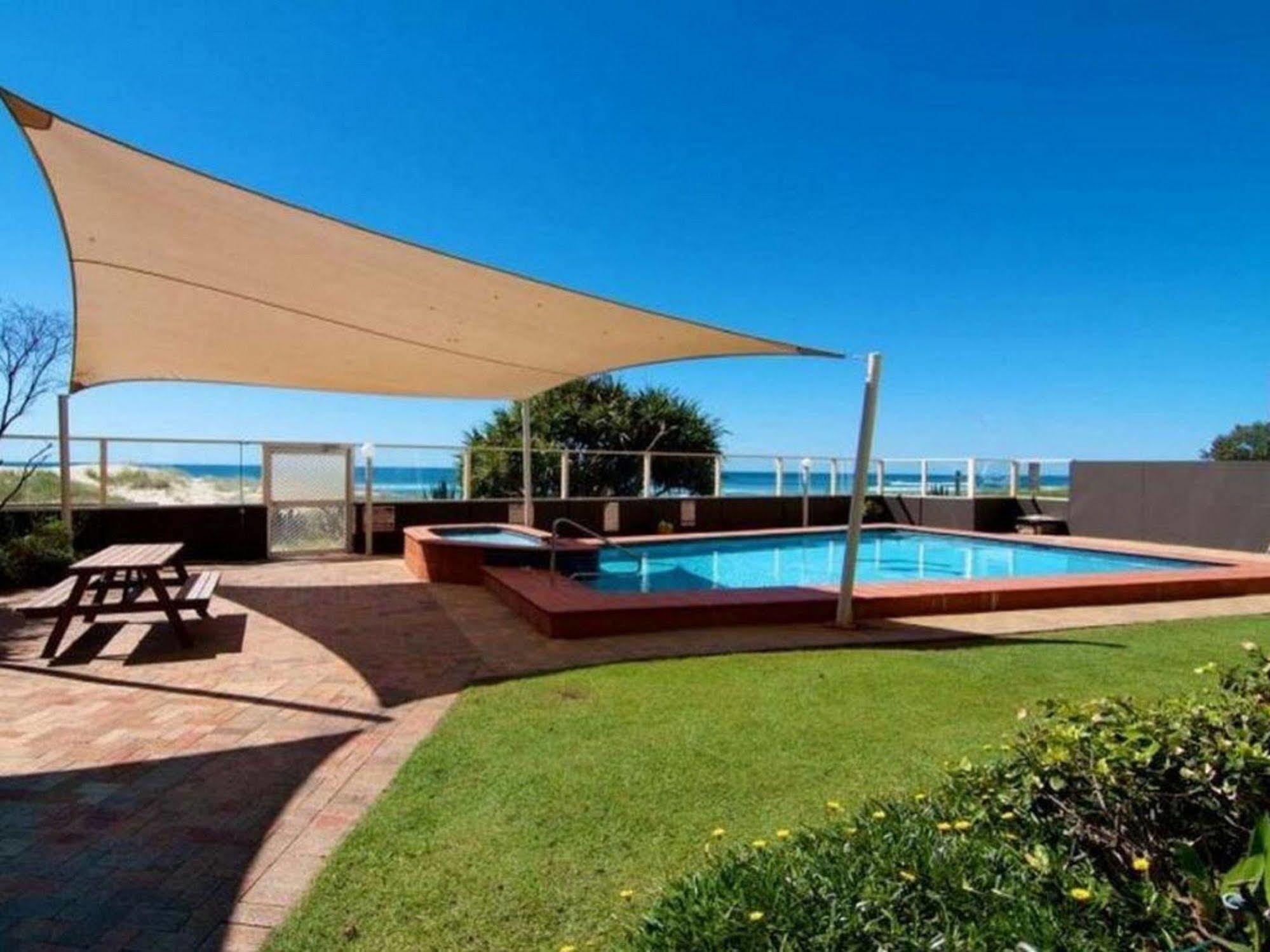 President Holiday Apartments - Absolute Beachfront Голд-Кост Экстерьер фото