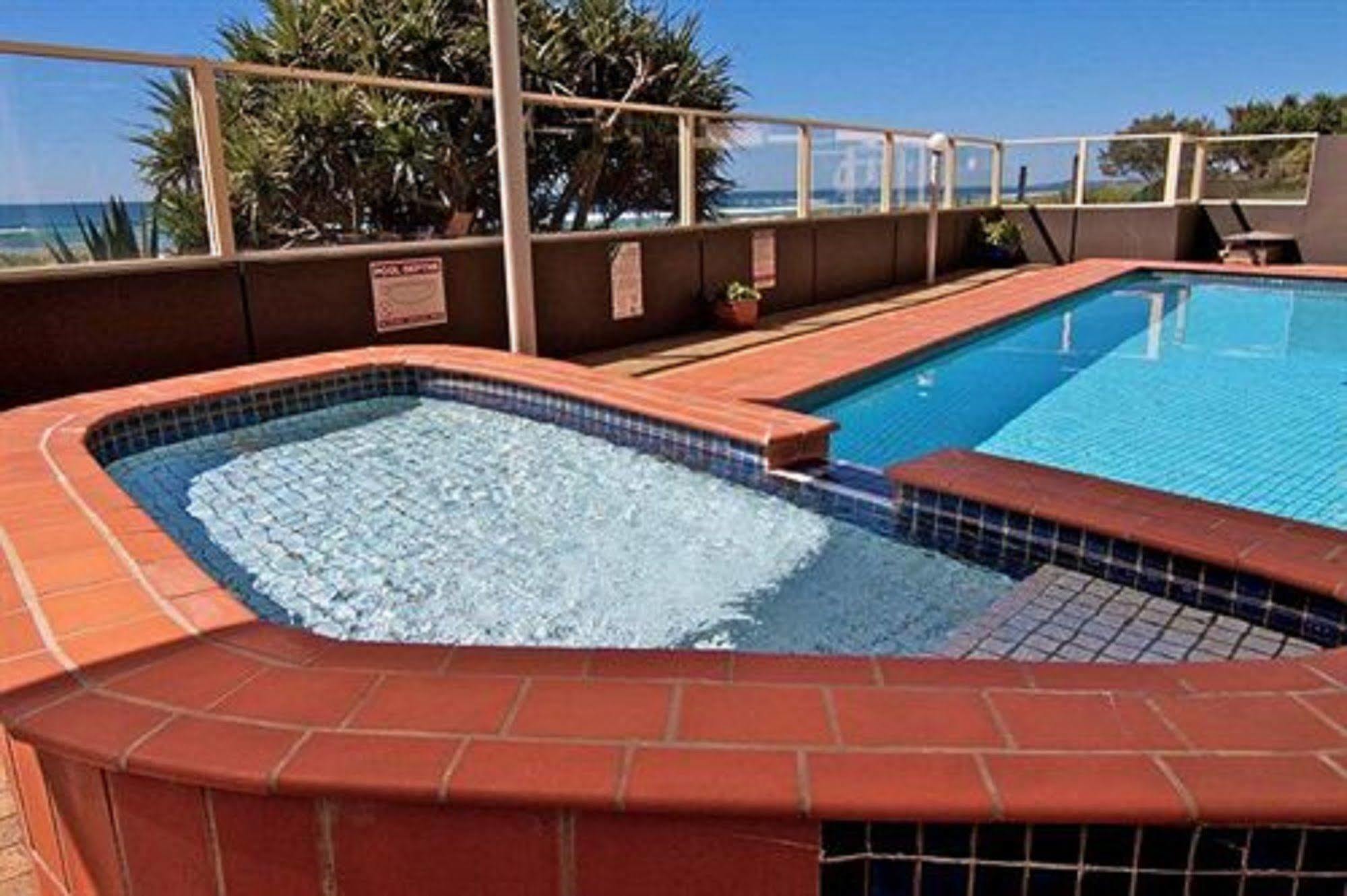 President Holiday Apartments - Absolute Beachfront Голд-Кост Экстерьер фото